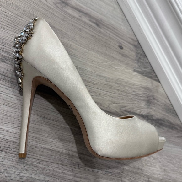 Badgley Mischka Kiara Embellished Ivory
Peep-toe Pump - Picture 15 of 15